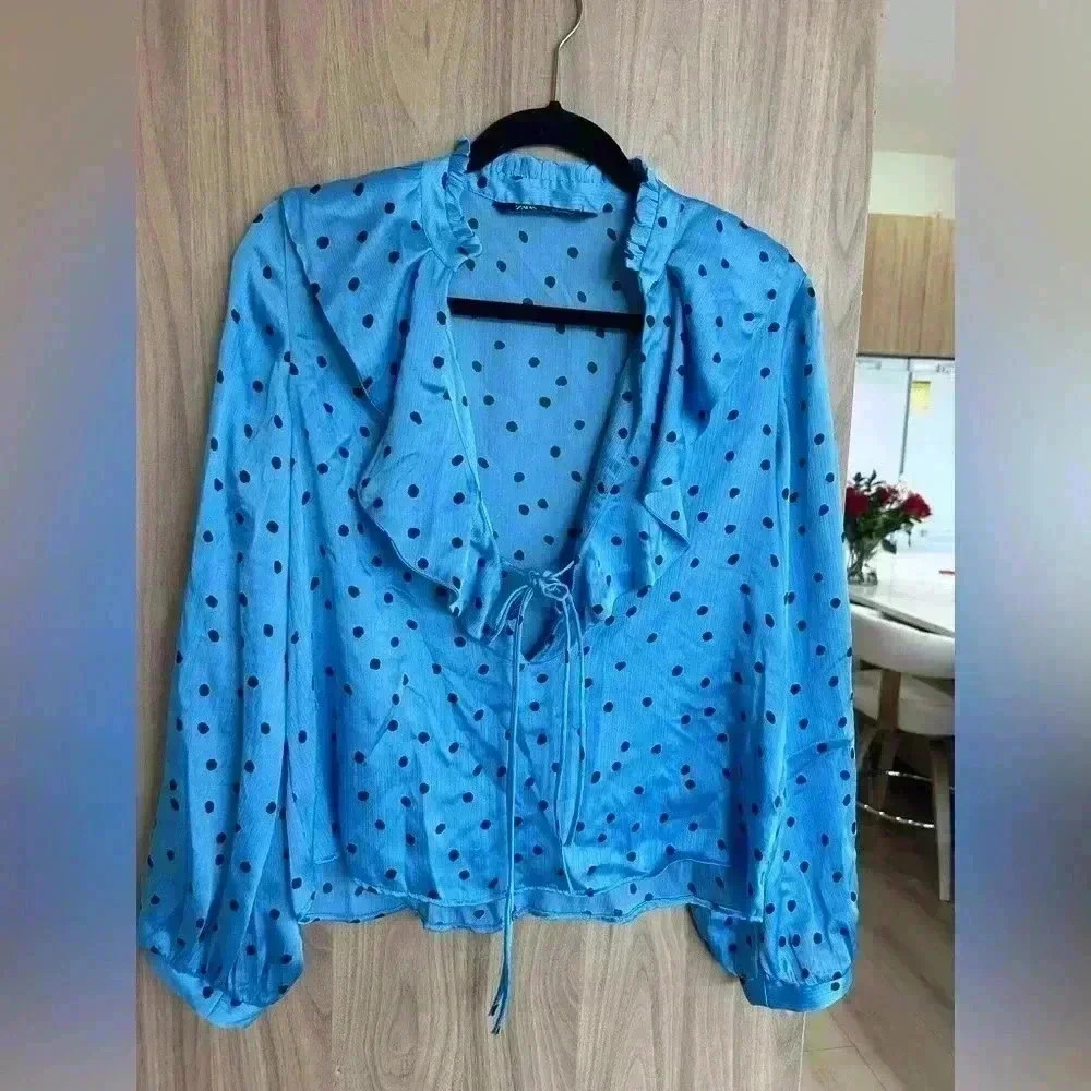 ZARA POLKA DOT BLOUSE WITH RUFFLES SATIN
EFFECT SIZE XS V Neck Ties
Long Sleeves - Picture 4 of 10